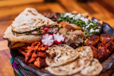Sesión profesional de fotografía digital para documentar alimentos con su maridaje de bohemia en oaxaca