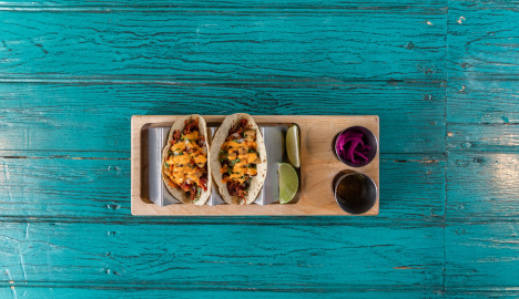 Sesión profesional de fotografía digital para documentar alimentos con su maridaje de bohemia en oaxaca