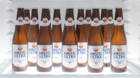 Sesión profesional de fotografía digital para documentar productos premium de Amstel Ultra