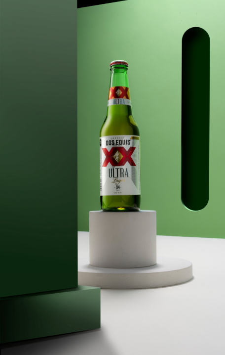 Sesión profesional de fotografía digital para documentar productos premium de Dos Equis