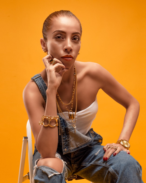 Sesión profesional de fotografía digital para retratos llevada a cabo en estudio