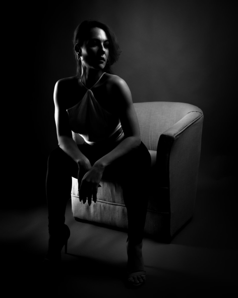 Sesión profesional de fotografía digital para retratos en blanco y negro llevada a cabo en estudio