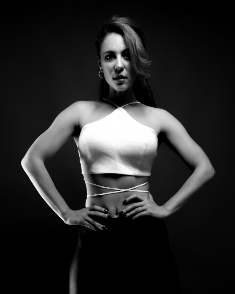 Sesión profesional de fotografía digital para retratos en blanco y negro llevada a cabo en estudio