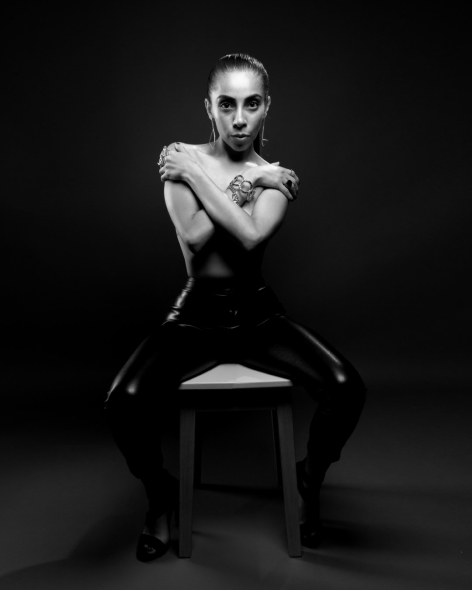 Sesión profesional de fotografía digital para retratos en blanco y negro llevada a cabo en estudio